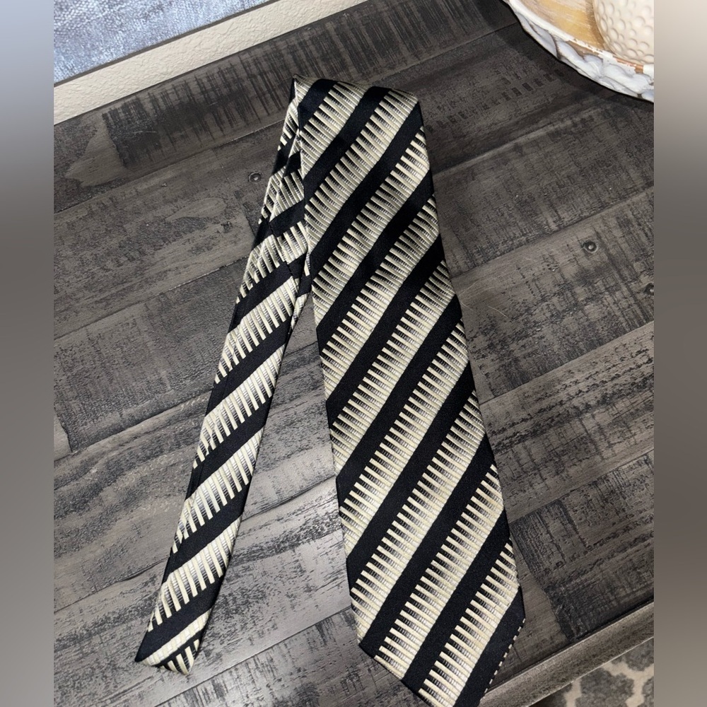 PAVONE Italian Made Necktie - Picture 3 of 3